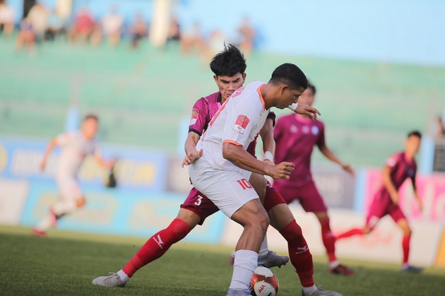 Tấm vé xuống hạng tại V-League 2023 có chủ