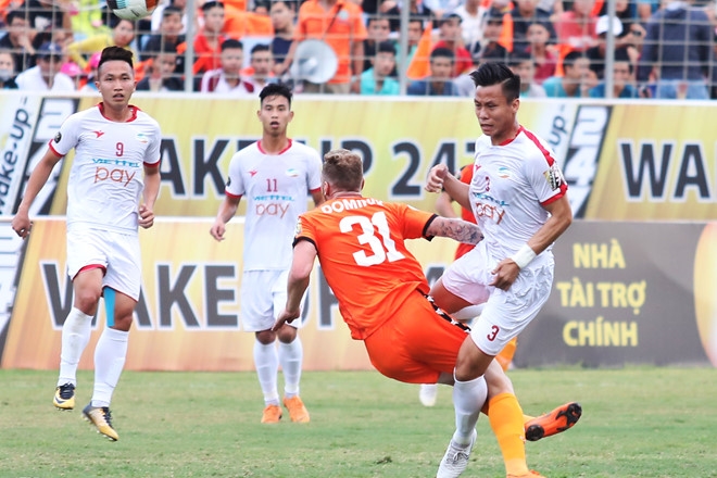 Tân binh của Đà Nẵng gãy xương sườn sau pha vào bóng của Quế Ngọc Hải