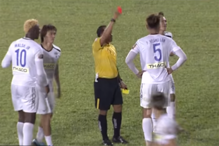 Tân binh HAGL gửi thông điệp đến NHM sau chiếc thẻ đỏ trong trận TP.HCM