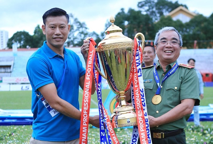 Tân binh V.League 2023 chia tay HLV trưởng