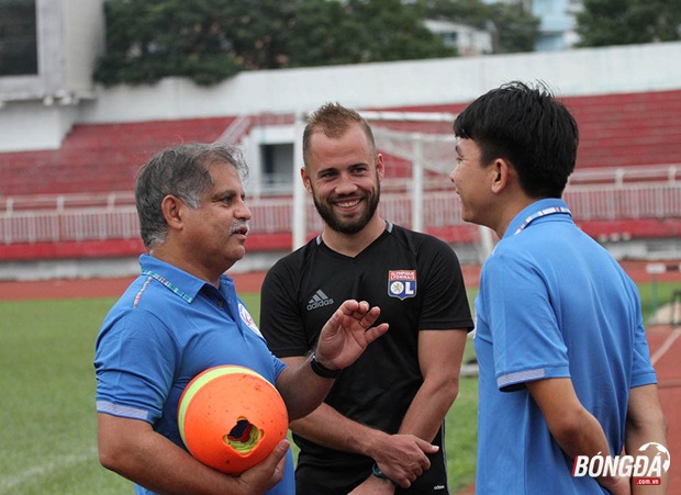 Tân binh V-League hào hứng trên sân tập cùng HLV từng làm việc ở Ligue 1