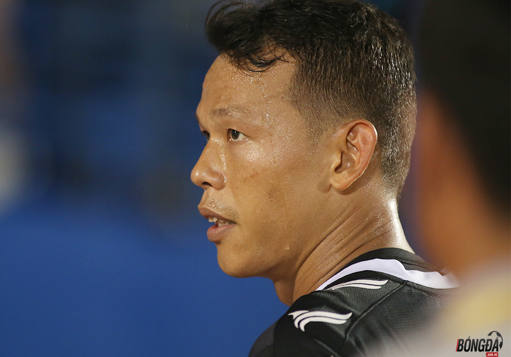 Tấn Trường mắc sai lầm khó tin, HLV Bình Dương vẫn cho bắt chính trận tiếp theo