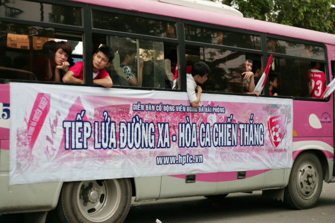 Thách thức án phạt, CĐV Hải Phòng vượt gần 2.000 km đến Cần Thơ