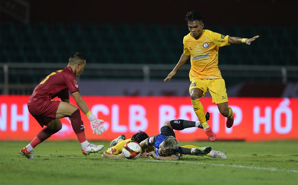 Thắng Khánh Hòa, HLV TP.HCM không hài lòng 1 điều về VAR