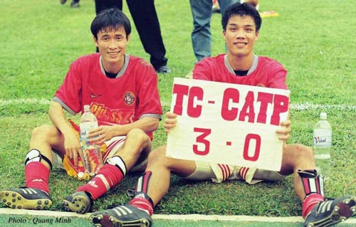 Thăng trầm lương V-League: Đá bóng, lãnh lương công an, quân đội