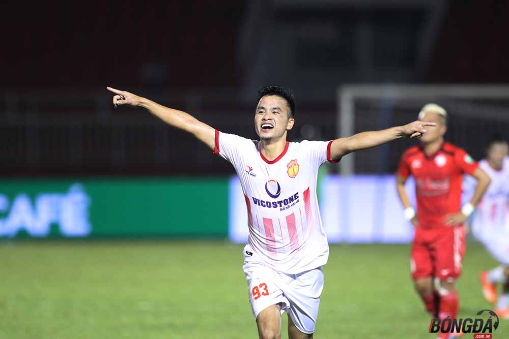 Thắng trận “chung kết ngược” khán giả Nam Định quậy tưng bừng