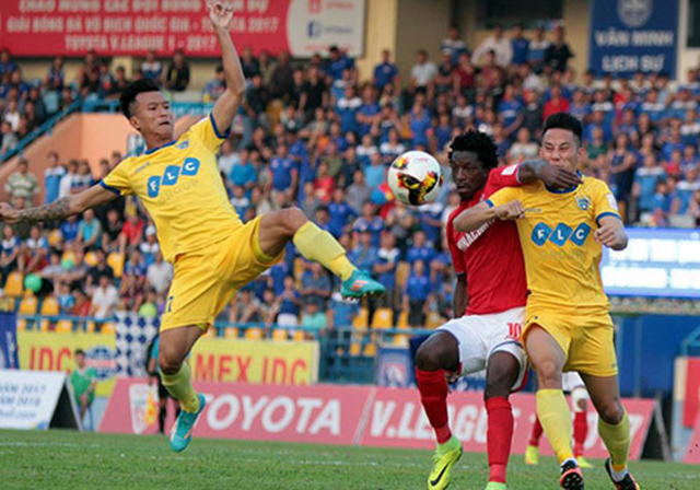 Thanh Thắng và Van Bakel “đá bay” ngôi đầu của FLC Thanh Hóa