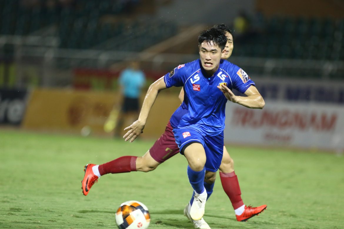 Thanh Trung đá hỏng 11m, Quảng Nam hòa hú vía trên sân Thống Nhất