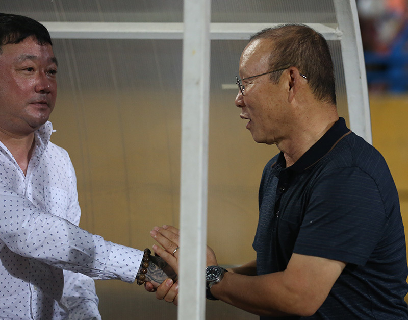 Thầy Park hớt hải tìm học trò trên sân Hàng Đẫy