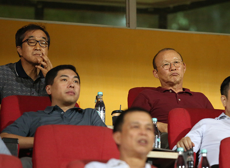 Thầy Park… trèo rào bắt tay Quang Hải, Đình Trọng ở sân Hàng Đẫy