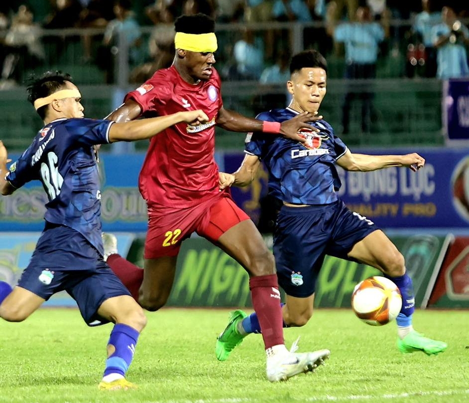 Thoát thua tại Nha Trang, HLV Vũ Tiến Thành vẫn nói cứng về HAGL