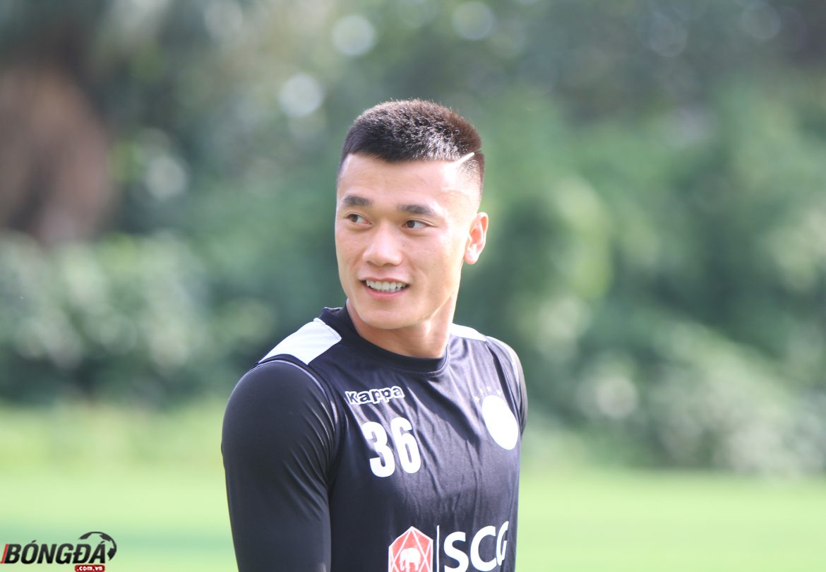 Thủ môn Bùi Tiến Dũng rạng rỡ “trình làng” bộ tóc mới