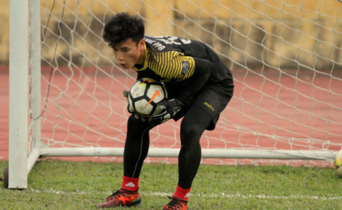 Thủ môn Bùi Tiến Dũng trở lại tập luyện chuẩn bị cho AFC Cup 2018