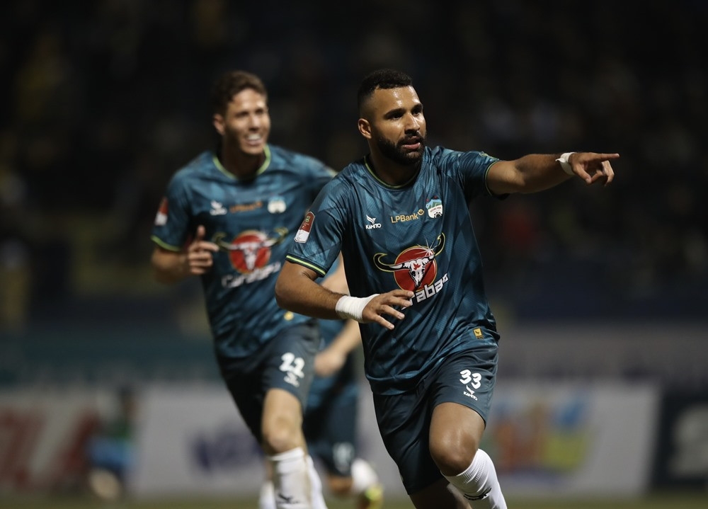 Thủ môn Thanh Hóa mắc sai lầm không tưởng, HAGL thoát đáy bảng V-League