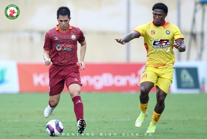 Thủ thành Văn Lâm bị thủng lưới, TopenLand Bình Định bại trận