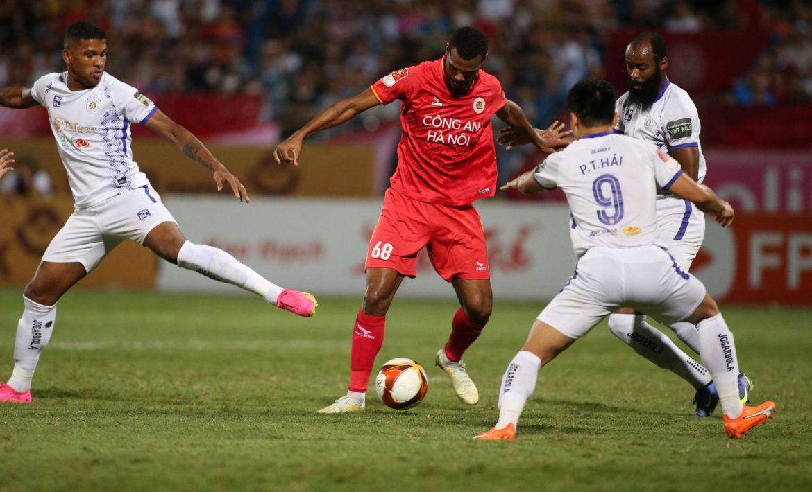 Thua CAHN, HLV Hà Nội FC than phiền trọng tài ngoại