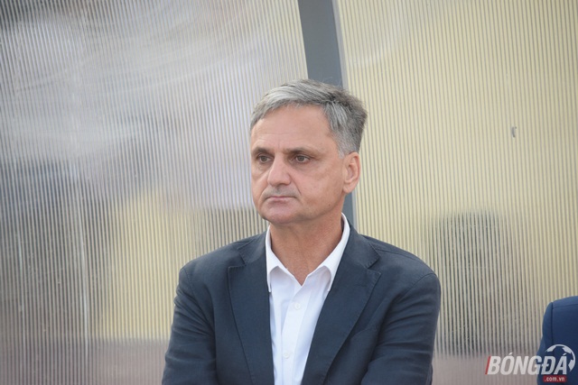 Thua ĐKVĐ, HLV Mihail Marian “chê” học trò thiếu quyết đoán