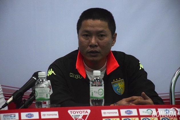 Thua trận, HLV Chu Đình Nghiêm vẫn hài lòng tinh thần của các học trò