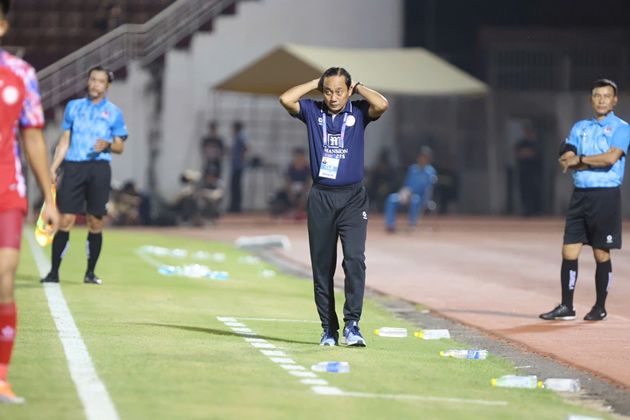 Thua trận, HLV TP.HCM nói thẳng về VAR