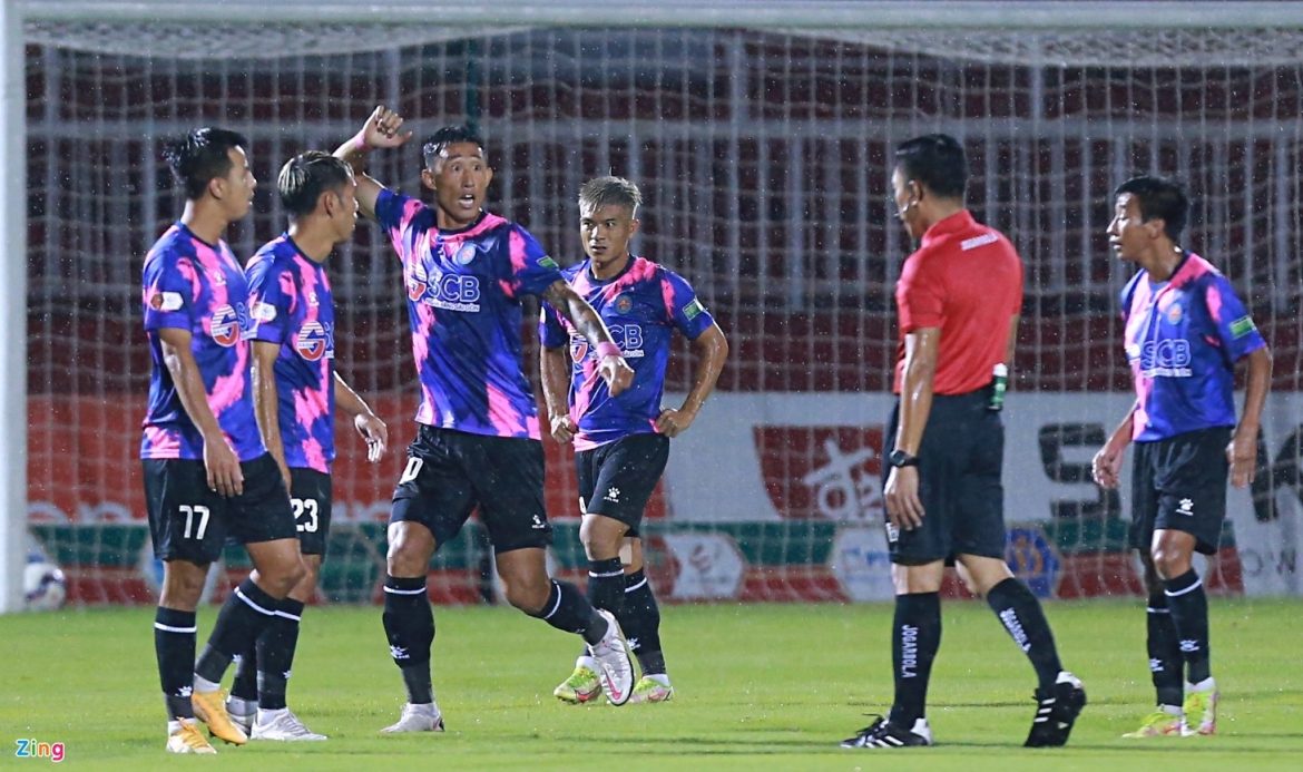 Tiền đạo Bình Định tái hiện pha bóng ‘bàn tay của chúa’