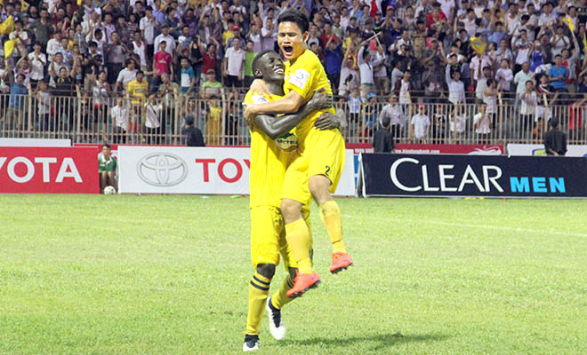 Tiến Dũng bất ngờ kiến tạo, FLC Thanh Hóa có 3 điểm đầu tay