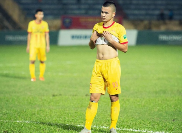 Tiền vệ Lê Sỹ Minh băn khoăn về tương lai tại CLB Nam Định