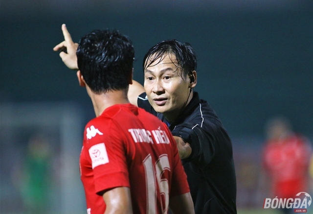 Tổng hợp lượt trận sớm vòng 23 V-League: Trọng tài bẻ còi giúp FLC Thanh Hóa trở lại ngôi đầu