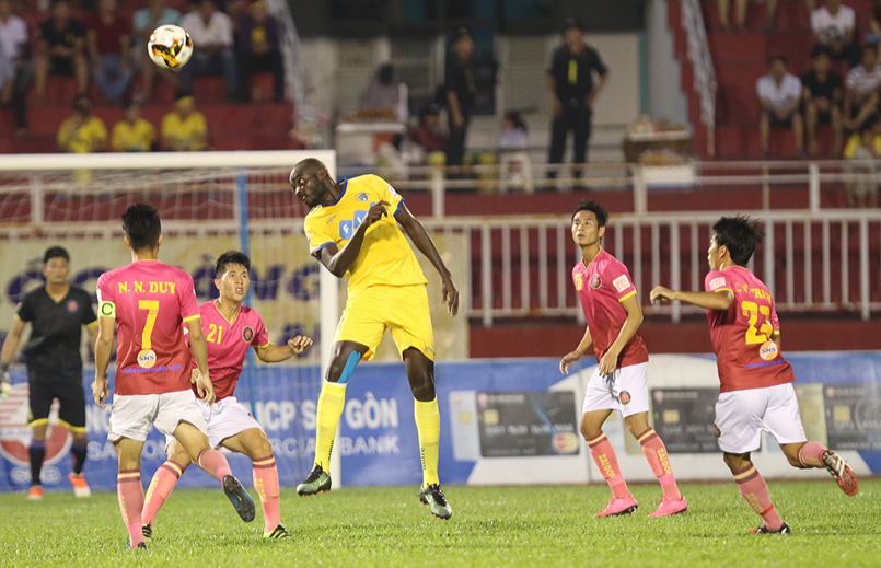 Tổng hợp sau vòng 17 V-League 2017: FLC Thanh Hóa bị Hà Nội FC phả hơi nóng vào gáy