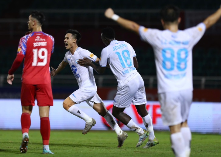 TP.HCM 0-3 Nam Định: Hat-trick kiến tạo; Bám đuổi ngôi đầu