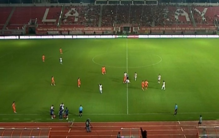 Trận Hải Phòng – Đà Nẵng gián đoạn 2 lần vì đèn hỏng