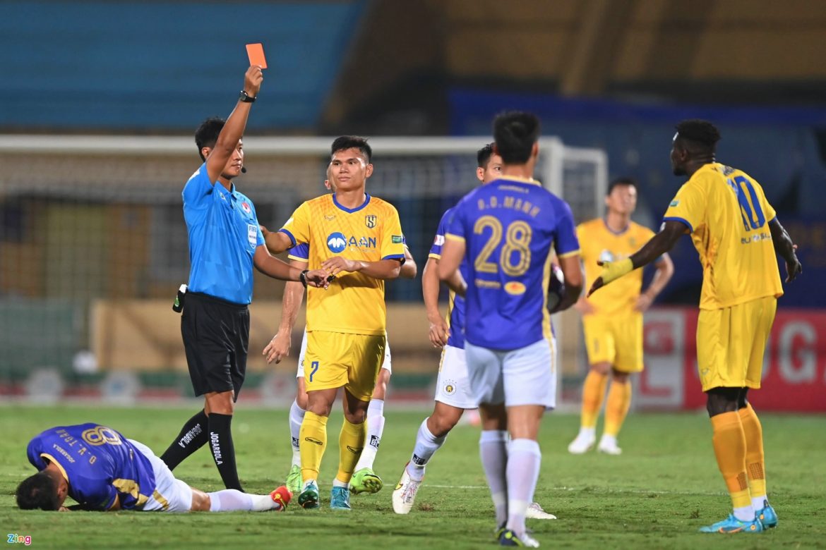 Tranh cãi quanh trọng tài FIFA Việt Nam