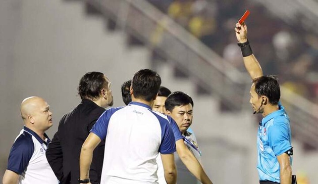 Tranh cãi VAR tại V-League ở trận cầu xuất hiện thẻ đỏ