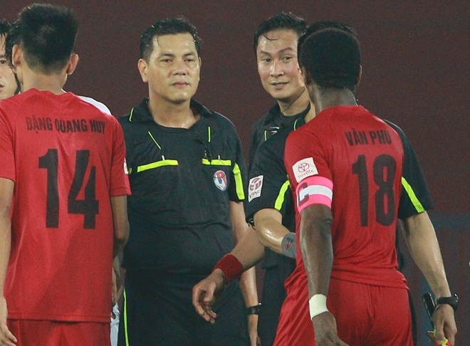 Treo cờ trọng tài mắc sai phạm ở vòng 24 V-League