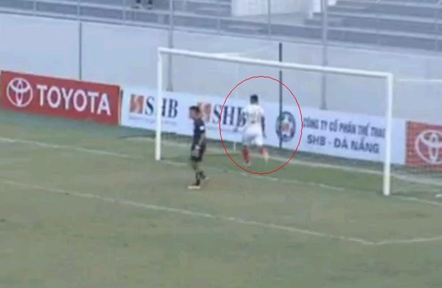 “Trò cưng” của Hữu Thắng bị khán giả chửi vì đá bóng thiếu tử tế