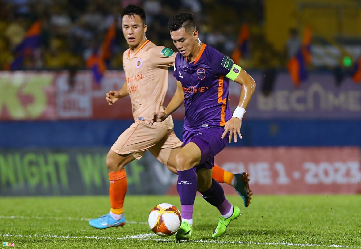 Trợ lý HLV Quang Hải an ủi Tiến Linh sau khi thua CAHN