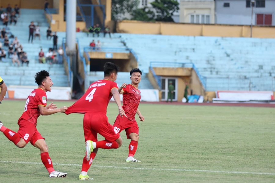 Trọng Hoàng nã đại bác, Hà Tĩnh ngược dòng trụ lại V-League