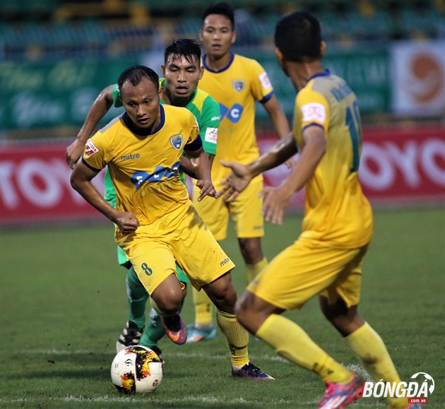 Trọng Hoàng “nhận quà” từ AFF ngay trên sân Thanh Hóa