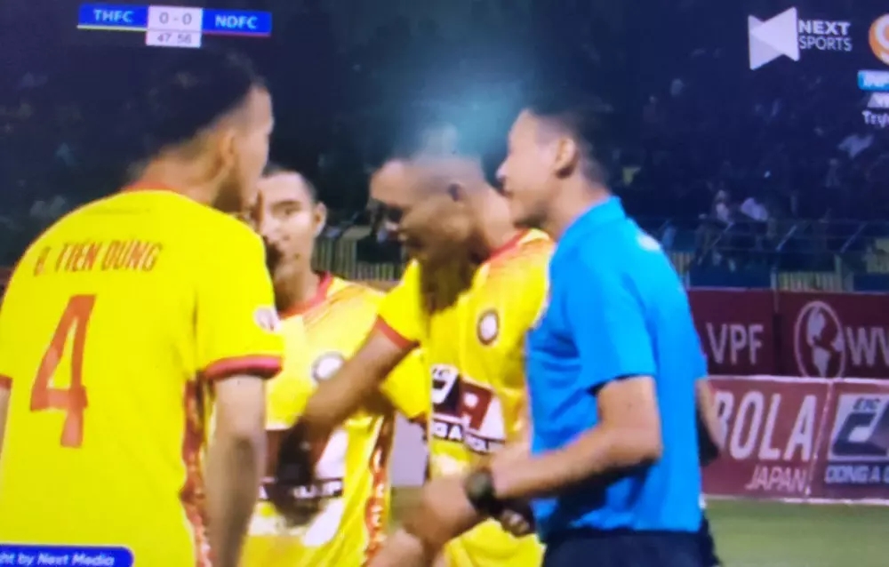 Trọng tài “bẻ còi” trên sân Thanh Hóa