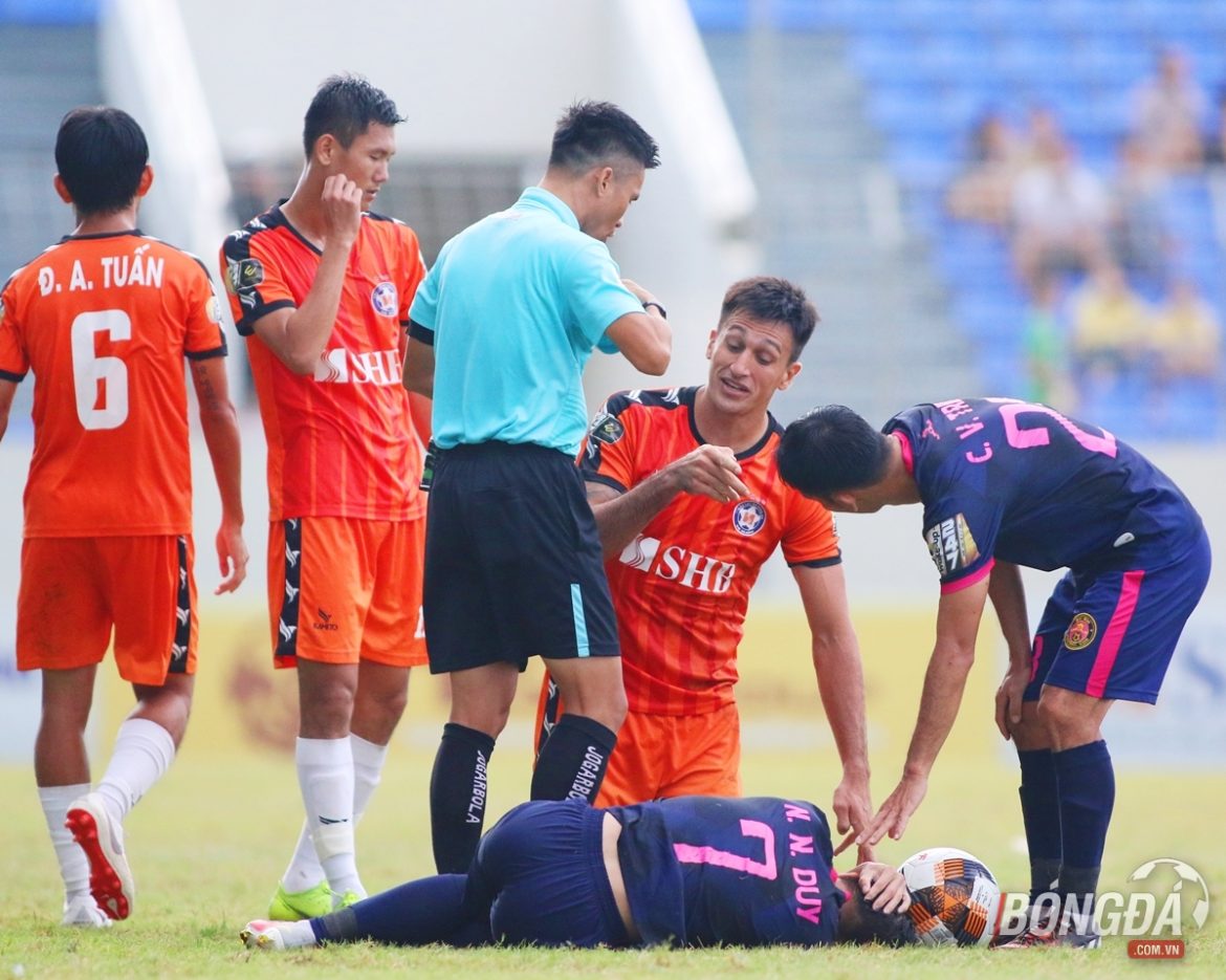 Trọng tài bị chủ lẫn khách chê thiếu bản lĩnh điều khiển trận đấu