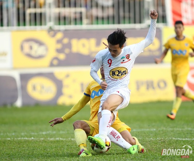 Trọng tài biến trận đấu trên sân Pleiku tan nát như thế nào?