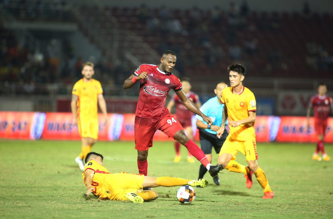 Trọng tài ngoại cầm còi 2 trận đấu quyết định tại cuộc đua trụ hạng của V-League 2019