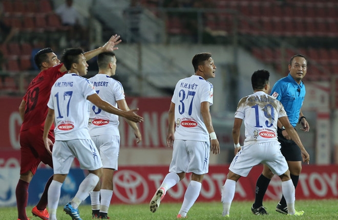 Trọng tài thổi quả phạt đền HAGL bị nghỉ vô thời hạn?