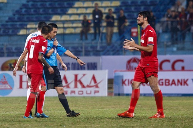 Trọng tài V-League gây bão, BTC nói sẽ “mổ băng”