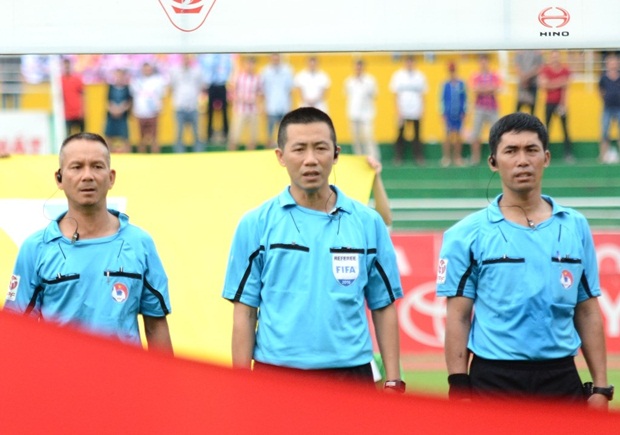 Trọng tài V-League: Thu nhập tốt, sai sót tăng