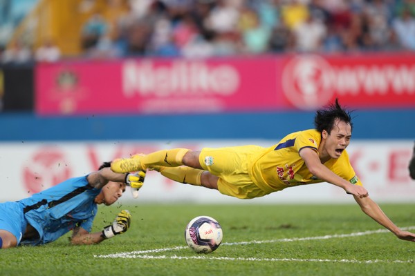 Trọng tài V-League tiếp tục khiến dư luận hoài nghi