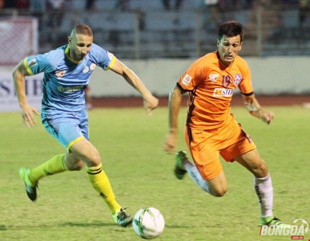 Trung vệ Chaher Zarour tiếp tục gắn bó với Sanna Khánh Hòa BVN