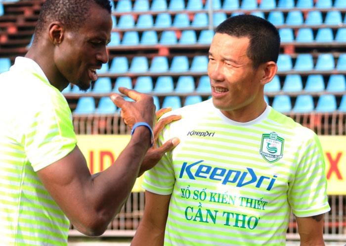 Trung vệ Chí Công: Tôi không thèm đá xấu với đàn em