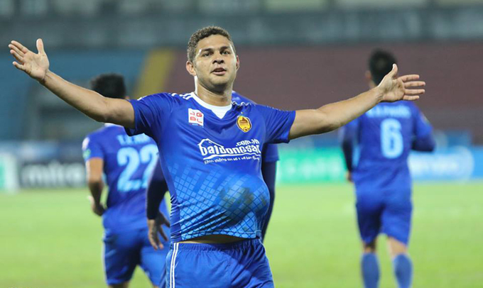 Trung vệ Thiago sắp trở thành công dân Việt Nam