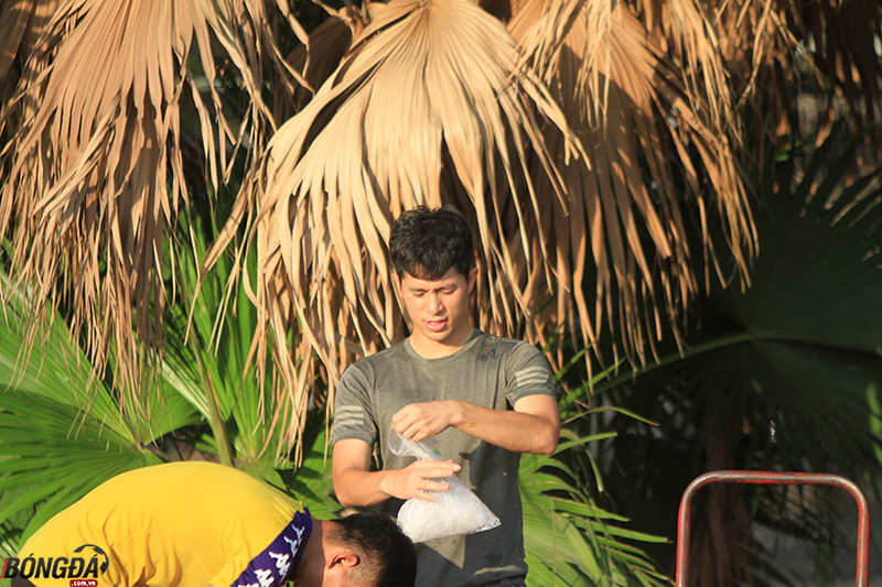 Trung vệ Trần Đình Trọng bất ngờ xuất hiện tại buổi tập của Hà Nội FC