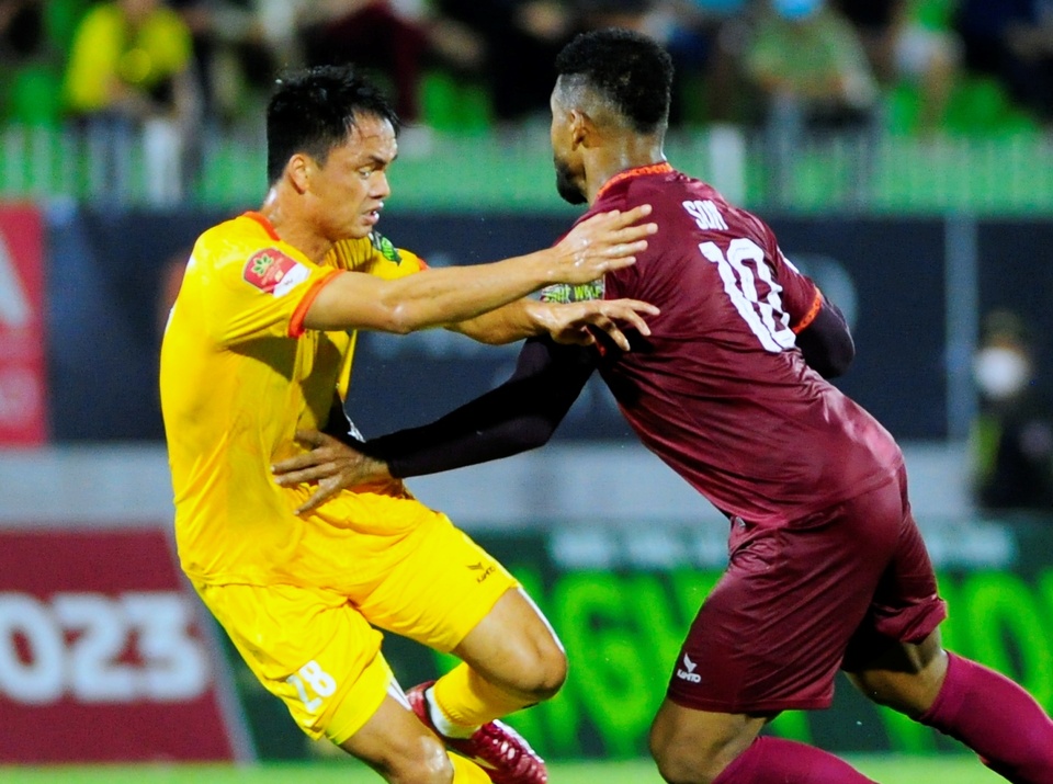 Trung vệ Văn Việt nhận thẻ đỏ, Bình Định thắng 3-0